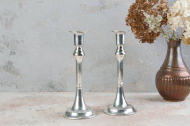 Beton zemin üzerinde antik gümüş şamdanlar. Metin için alanı kopyala.