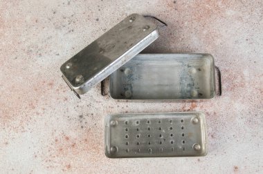 Beton arka planda eski Sovyet pirinç şırıngası sterilizatörü. Metin ve fotoğraf malzemeleri için boşluk kopyala