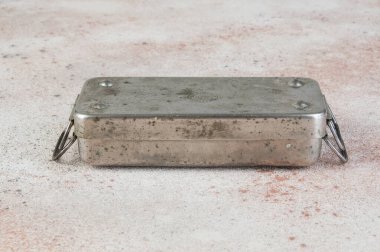 Beton arka planda eski Sovyet pirinç şırıngası sterilizatörü. Metin ve fotoğraf malzemeleri için boşluk kopyala