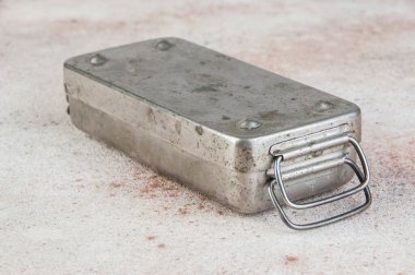 Beton arka planda eski Sovyet pirinç şırıngası sterilizatörü. Metin ve fotoğraf malzemeleri için boşluk kopyala