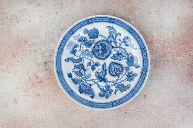 Beton arka planda antika porselen kaplar. Metin ve yemek fotoğrafçılığı için boşluk kopyala.