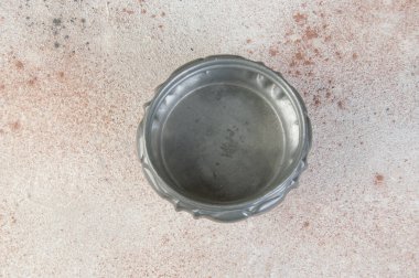 Beton arka planda antik kalay şeker kasesi. Metin ve yemek fotoğrafçılığı için boşluk kopyala