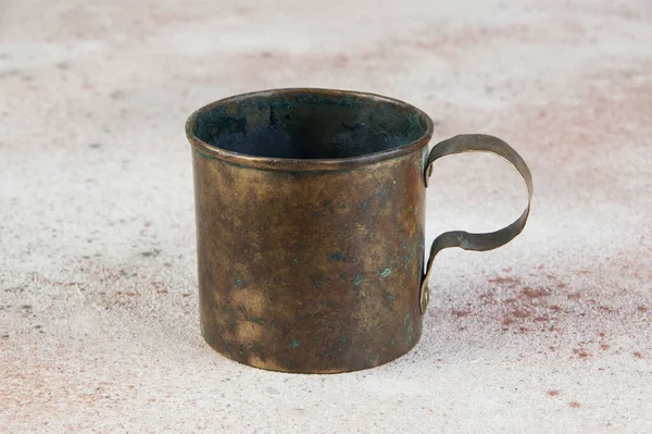 Caneca Latão Militar Velha Com Alça Fundo Concreto Espaço Cópia — Fotografia de Stock