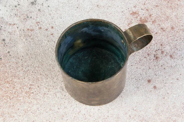 Caneca Latão Militar Velha Com Alça Fundo Concreto Espaço Cópia — Fotografia de Stock