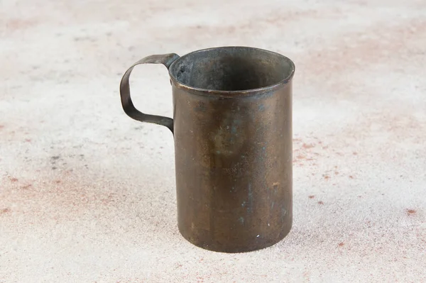 Ancienne Tasse Militaire Laiton Avec Poignée Sur Fond Béton Espace — Photo