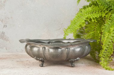 Beton arka planda antik kalay meyve kasesi. Metin ve yemek fotoğrafçılığı için boşluk kopyala