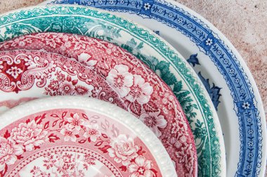 Antika porselen kaplar beton arka planda kapanıyor. Metin ve yemek fotoğrafçılığı için boşluk kopyala.