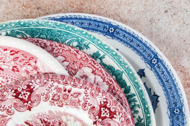 Antika porselen kaplar beton arka planda kapanıyor. Metin ve yemek fotoğrafçılığı için boşluk kopyala.