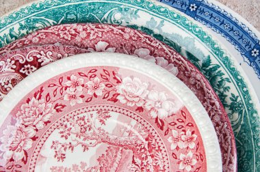 Antika porselen kaplar beton arka planda kapanıyor. Metin ve yemek fotoğrafçılığı için boşluk kopyala.