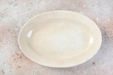 Beton arka planda antik bir porselen plaka. Metin ve yemek fotoğrafçılığı için boşluk kopyala.