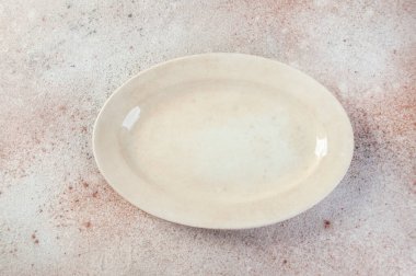 Beton arka planda antik porselen bir çanak. Metin ve yemek fotoğrafçılığı için boşluk kopyala.