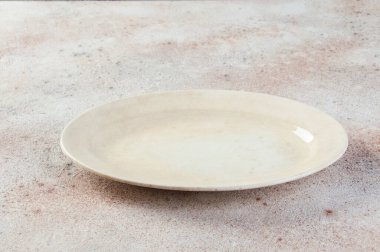 Beton arka planda antik bir porselen plaka. Metin ve yemek fotoğrafçılığı için boşluk kopyala.