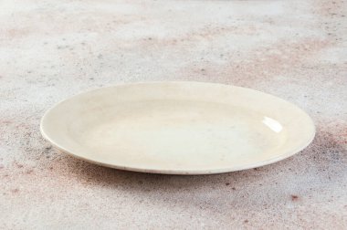 Beton arka planda antik bir porselen plaka. Metin ve yemek fotoğrafçılığı için boşluk kopyala.