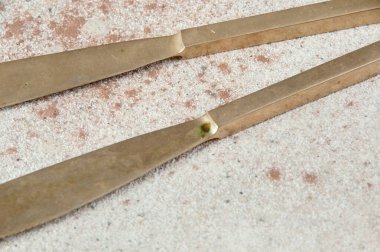 Beton zemine yakın iki bronz bıçak. Metin ve yemek fotoğrafçılığı için boşluk kopyala.