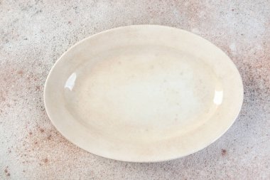 Beton arka planda antik bir porselen plaka. Metin ve yemek fotoğrafçılığı için boşluk kopyala.