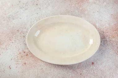 Beton arka planda antik porselen bir çanak. Metin ve yemek fotoğrafçılığı için boşluk kopyala.