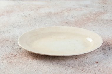 Beton arka planda antik bir porselen plaka. Metin ve yemek fotoğrafçılığı için boşluk kopyala.