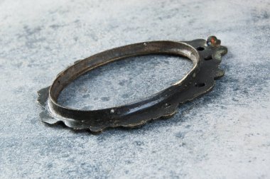 Beton arka planda antika pirinç çerçeve boş. Metin için fotoğraf desteği ve kopyalama alanı.  