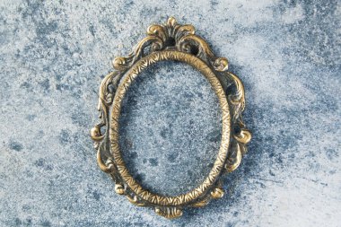 Beton arka planda antika pirinç çerçeve boş. Metin için fotoğraf desteği ve kopyalama alanı.  