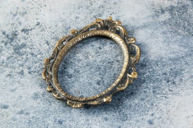 Beton arka planda antika pirinç çerçeve boş. Metin için fotoğraf desteği ve kopyalama alanı.  