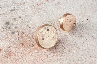 Beton arka planda pullar için iki antika bronz ağırlık. Metin ve yemek fotoğrafçılığı için alanı kopyala.