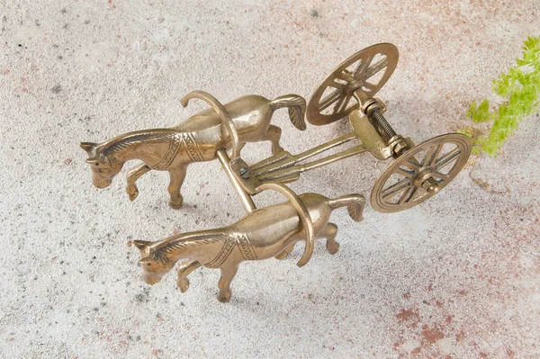 Antigos Cavalos Bronze Escultura Carroça Fundo Concreto Espaço Cópia Para — Fotografia de Stock