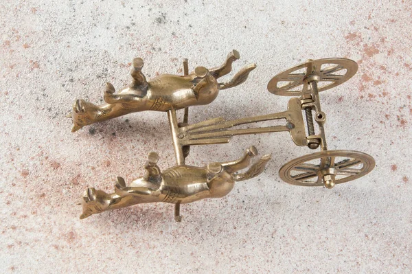 Antigos Cavalos Bronze Escultura Carroça Fundo Concreto Espaço Cópia Para — Fotografia de Stock