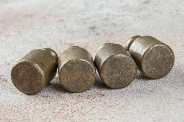 Quatre Poids Bronze Antique Pour Balances Sur Fond Béton Espace — Photo