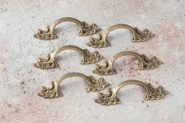 Six Poignées Commode Bronze Antique Sur Fond Béton Espace Copie — Photo