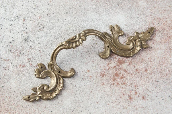 Meubles Bronze Antique Poignée Commode Sur Fond Béton Espace Copie — Photo