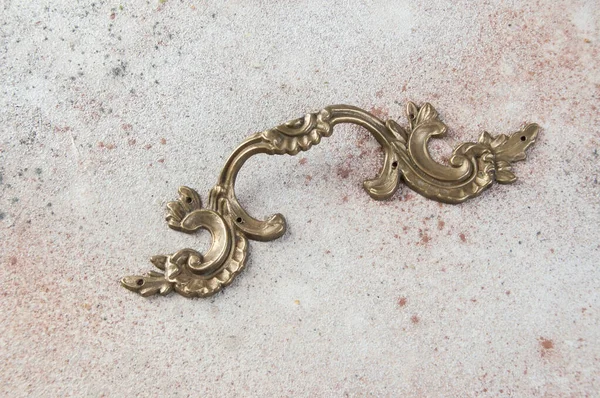 Meubles Bronze Antique Poignée Commode Sur Fond Béton Espace Copie — Photo