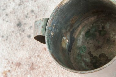 Beton geçmişi olan eski bir askeri enayi. Metin ve fotoğraf malzemeleri için boşluk kopyala