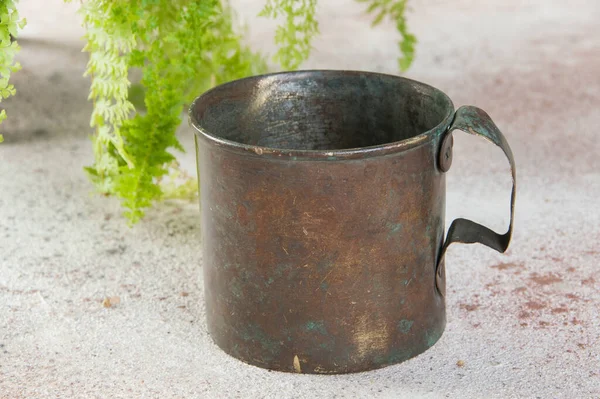 Caneca Latão Militar Velha Com Alça Fundo Concreto Espaço Cópia — Fotografia de Stock