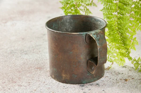 Ancienne Tasse Militaire Laiton Avec Poignée Sur Fond Béton Espace — Photo