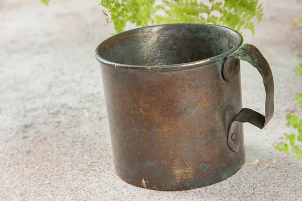 Caneca Latão Militar Velha Com Alça Fundo Concreto Espaço Cópia — Fotografia de Stock