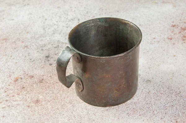 Old Military Brass Mug Handle Concrete Background Copy Space Text — Stock Photo, Image