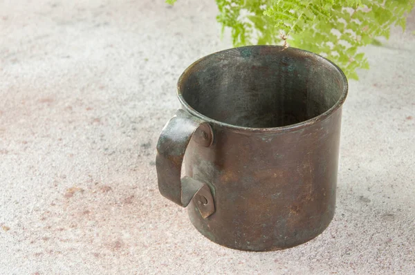 Caneca Latão Militar Velha Com Alça Fundo Concreto Espaço Cópia — Fotografia de Stock