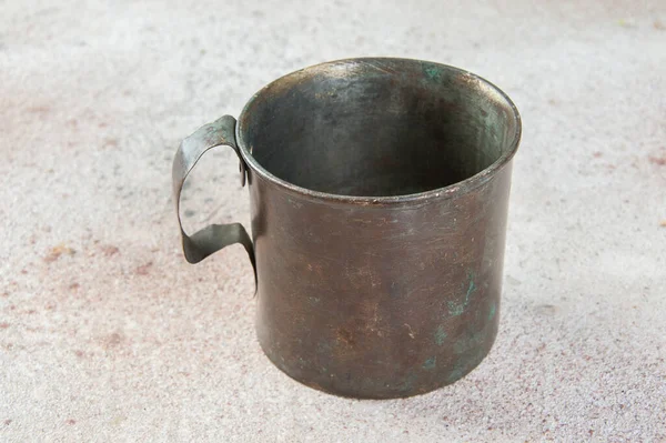 Ancienne Tasse Militaire Laiton Avec Poignée Sur Fond Béton Espace — Photo