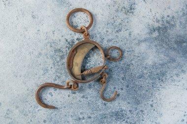 Antika pirinç pirinç pirinç, paslı el pulları ve beton arka planda kancalar. Metin için alanı kopyala.