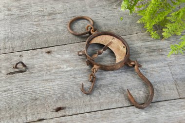 Antika pirinç pirinç pirinç, paslı el pulları ve ahşap arka planda kancalar. Metin için alanı kopyala.