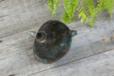 Ahşap kaplamalı antika pirinç huni. Metin ve fotoğraf malzemeleri için boşluk kopyala. 