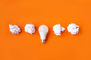 Fikir ve saf parlak enerji konsepti, ampul ve kağıt