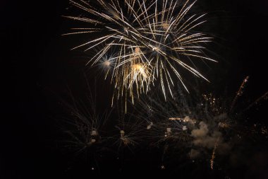 Renkli patlayan havai fişek