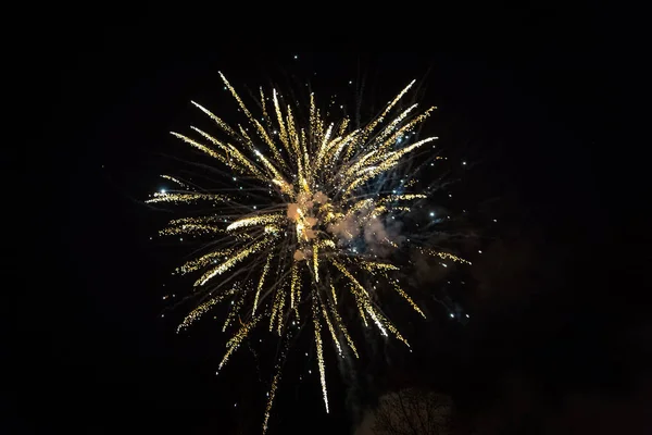 Renkli patlayan havai fişek