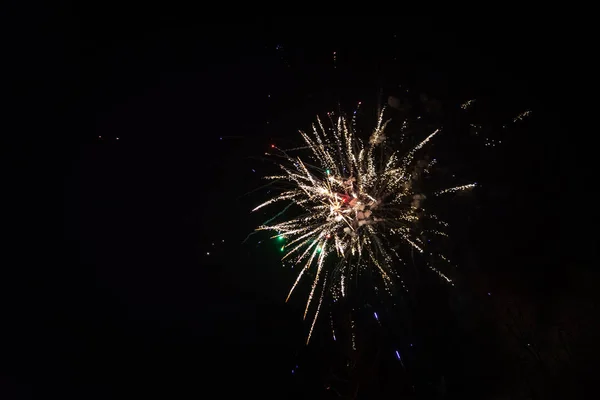 Renkli patlayan havai fişek