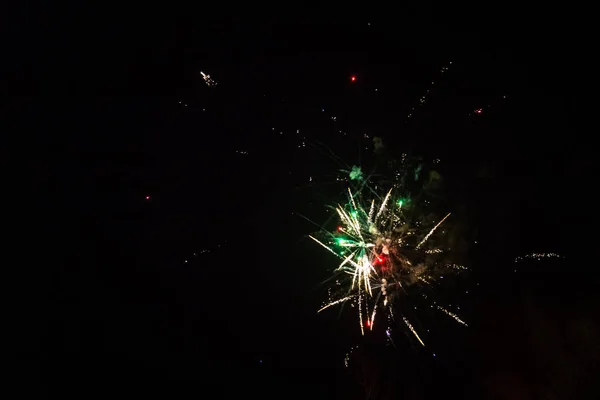 Fogos de artifício explosivos coloridos — Fotografia de Stock