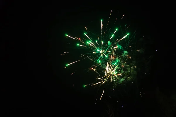 Fogos de artifício explosivos coloridos — Fotografia de Stock
