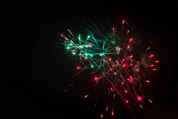 Kleurrijke exploderende vuurwerk — Stockfoto