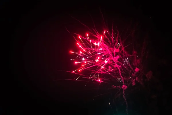 Renkli patlayan havai fişek