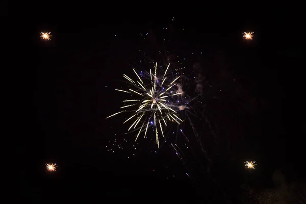 Kleurrijke exploderende vuurwerk — Stockfoto